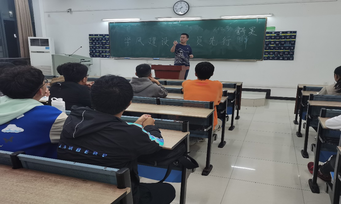 19级党员舒昊给21新生讲解学风建设.jpg