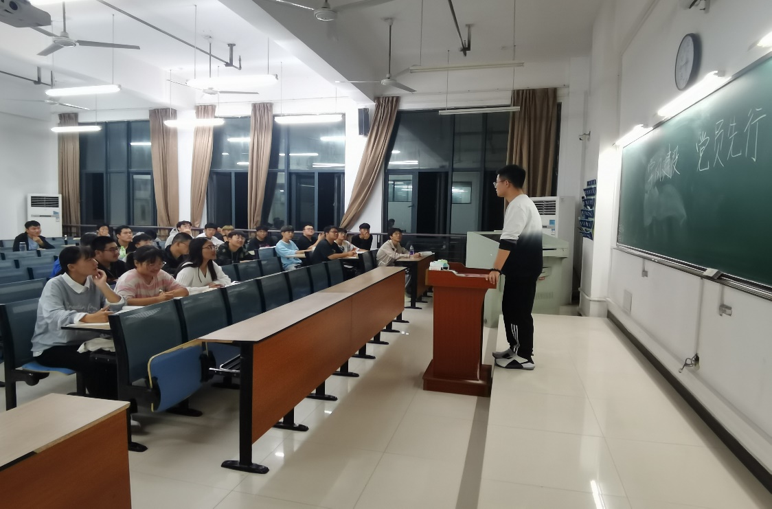 19级党员谭浩给21新生讲解学风建设.jpg