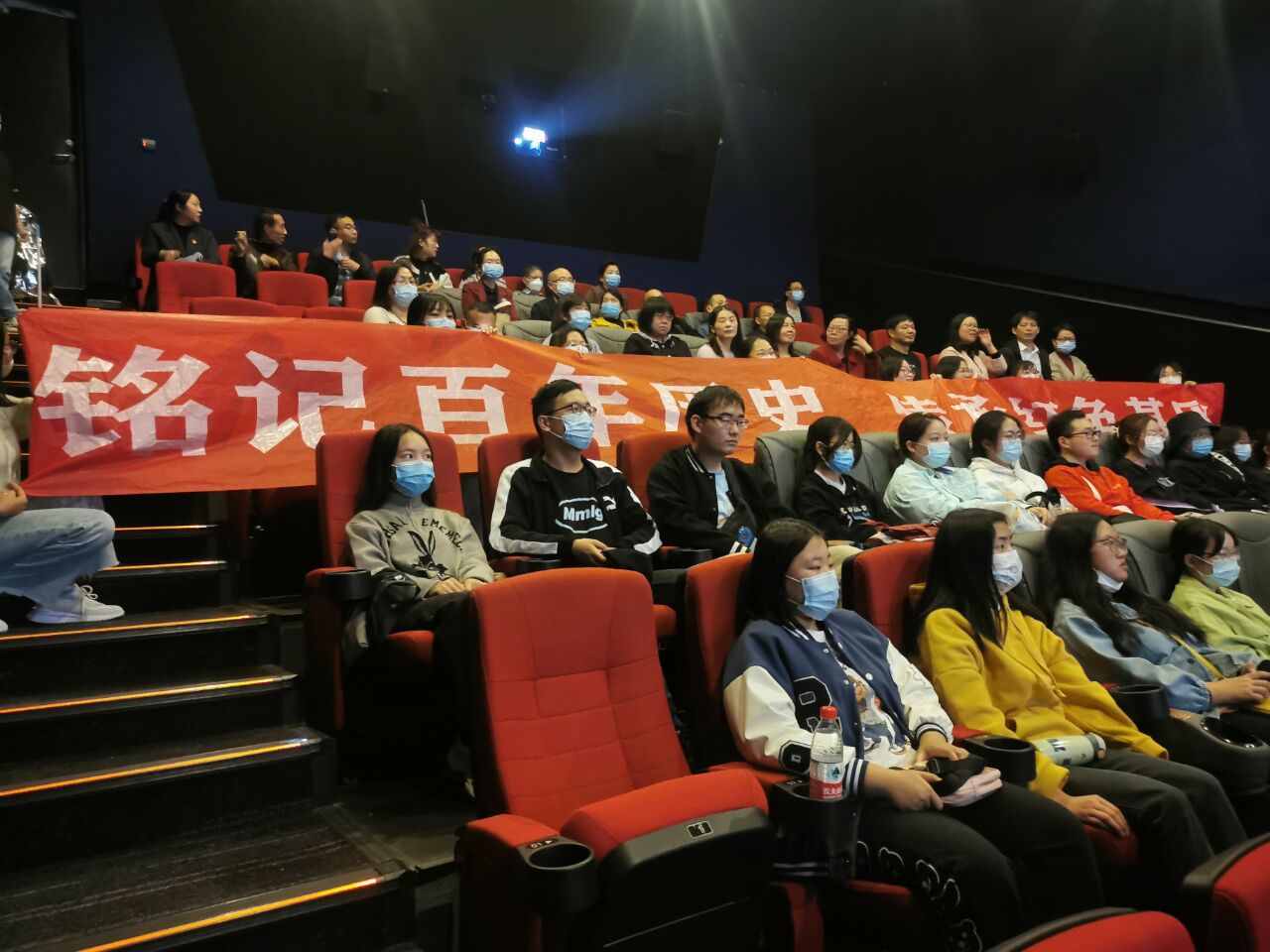 马克思主义学院组织师生观看爱国主义影片《长津湖》03