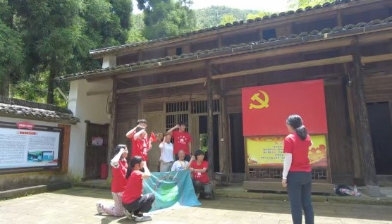 老师带领队员面对党旗