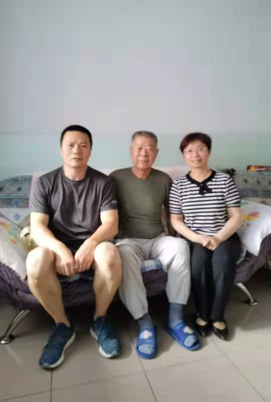 党支部带领全体教师中秋节慰问退休老教师-藏志义老师