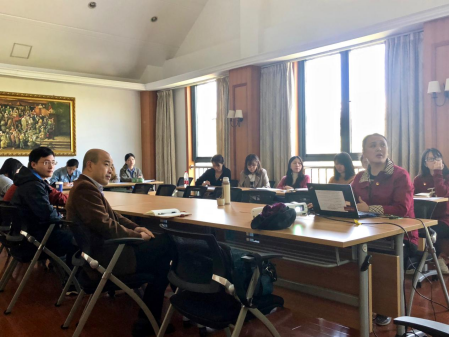 （2019年11月，人文学院新闻系师生邀专家及业界专业人士一起开展专题党课活动，学习习近平总书记关于教育的系列论述，聚焦新文科视域下的财经新闻教育改革）