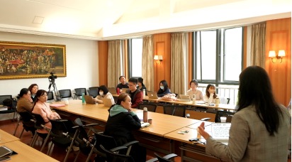 （2021年4月，人文学院新闻系教工党支部与人民日报上海分社新闻采访部主任谢卫群共同展开“从陆家嘴的变迁看改革开放的影响”主题党课）1