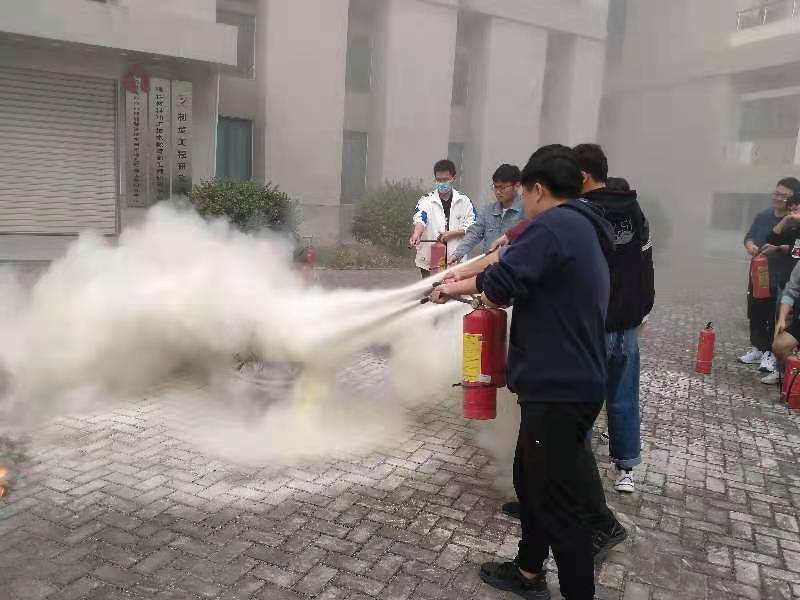 同学们使用灭火器.jpg 同学们使用灭火器.jpg