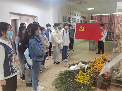 参观生命科学馆2.jpg 参观生命科学馆2.jpg