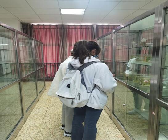 参观生命科学馆1.jpg 参观生命科学馆1.jpg