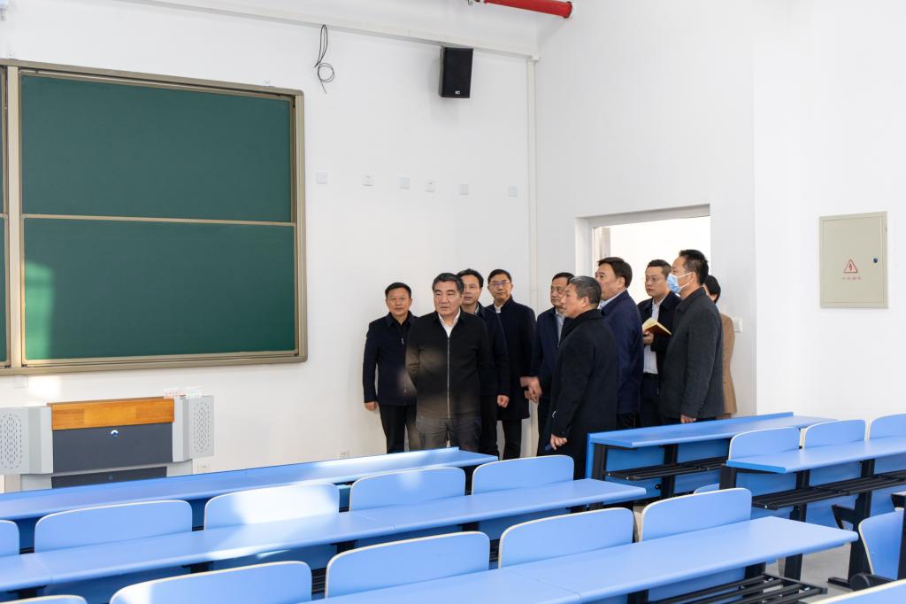 3省教育厅副厅长陈垠亭、信阳市市长蔡松涛一行调研我校江淮校区教室.jpg