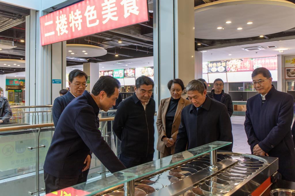7省教育厅副厅长陈垠亭、信阳市市长蔡松涛一行调研我校江淮校区餐厅.jpg