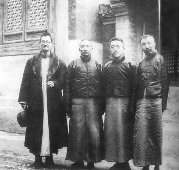 胡适、蔡元培、蒋梦麟(左一)、李大钊（右一）