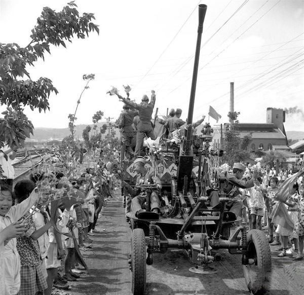 志愿军归国部队的炮兵部队受到丹东人民群众的热烈欢迎