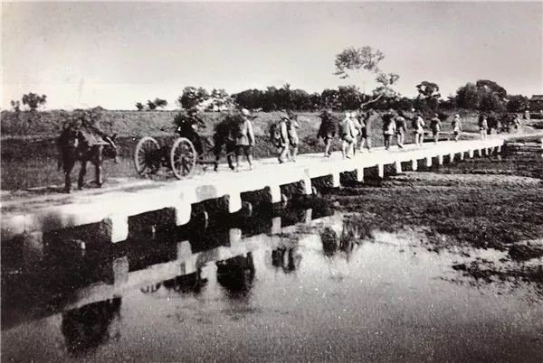 △1949年6月2日，人民解放军通过流亭桥，进入青岛市区