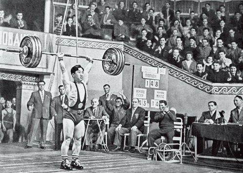 △1959年3月，陈镜开在莫斯科国际个人举重锦标赛中，以148公斤的成绩打破世界纪录