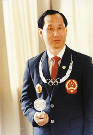 △1987年5月，国际奥委会授予陈镜开奥林匹克银质勋章，这是中国运动员第一次获此殊荣。