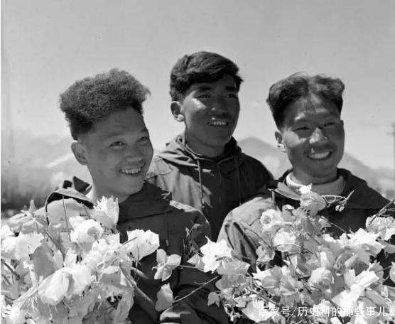 △1960年5月25日凌晨4点20分,中国登山队队员成功登上珠穆朗玛峰。(右起)王富洲、贡布(藏族)和屈银华。