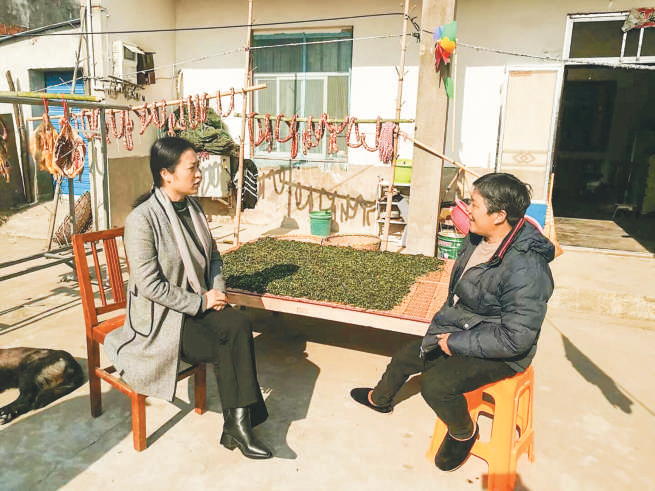  　　王颖（左） 女，汉族，49岁，中共党员，江苏省溧阳市人民政府办公室副主任，市信访局党组书记、局长、四级调研员。