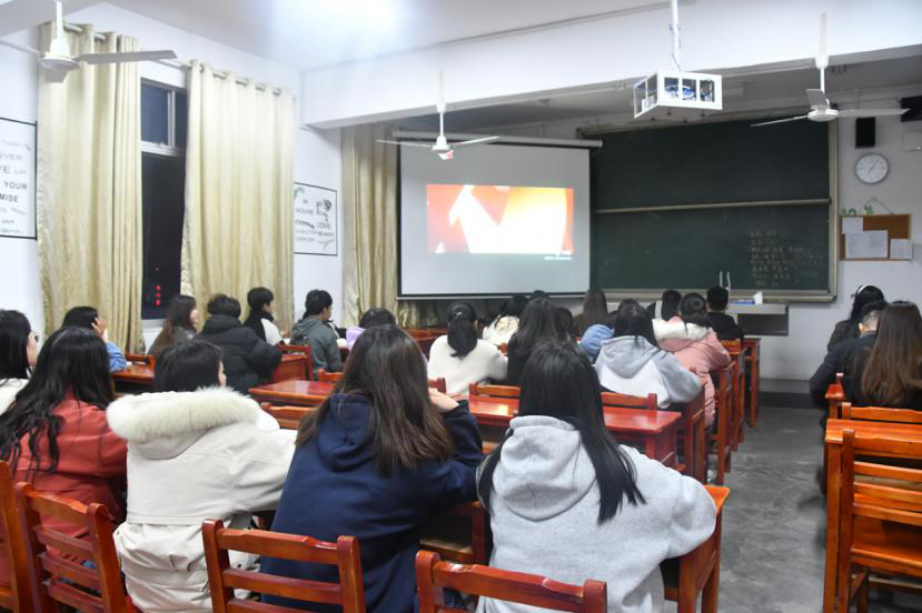 ▲2020级学生观看宣讲视频  大一.png