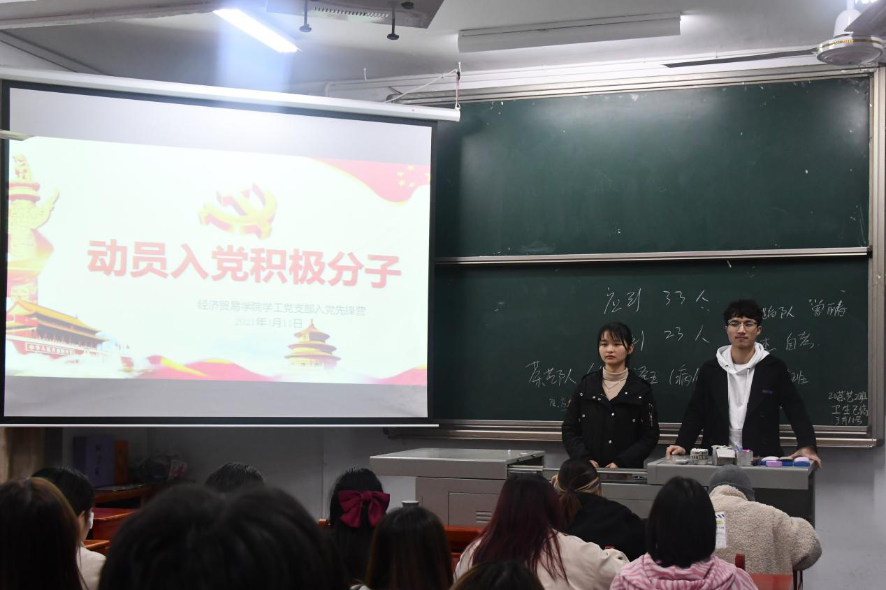 ▲同志们正在班级宣讲  同时.png