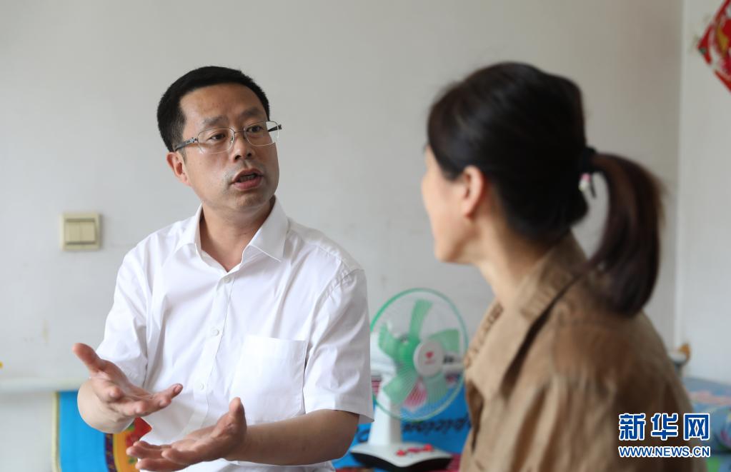 7月2日，在沈阳市沈北新区兴隆台街道单家村，闻然（左）与村民交谈。新华社记者 杨青 摄