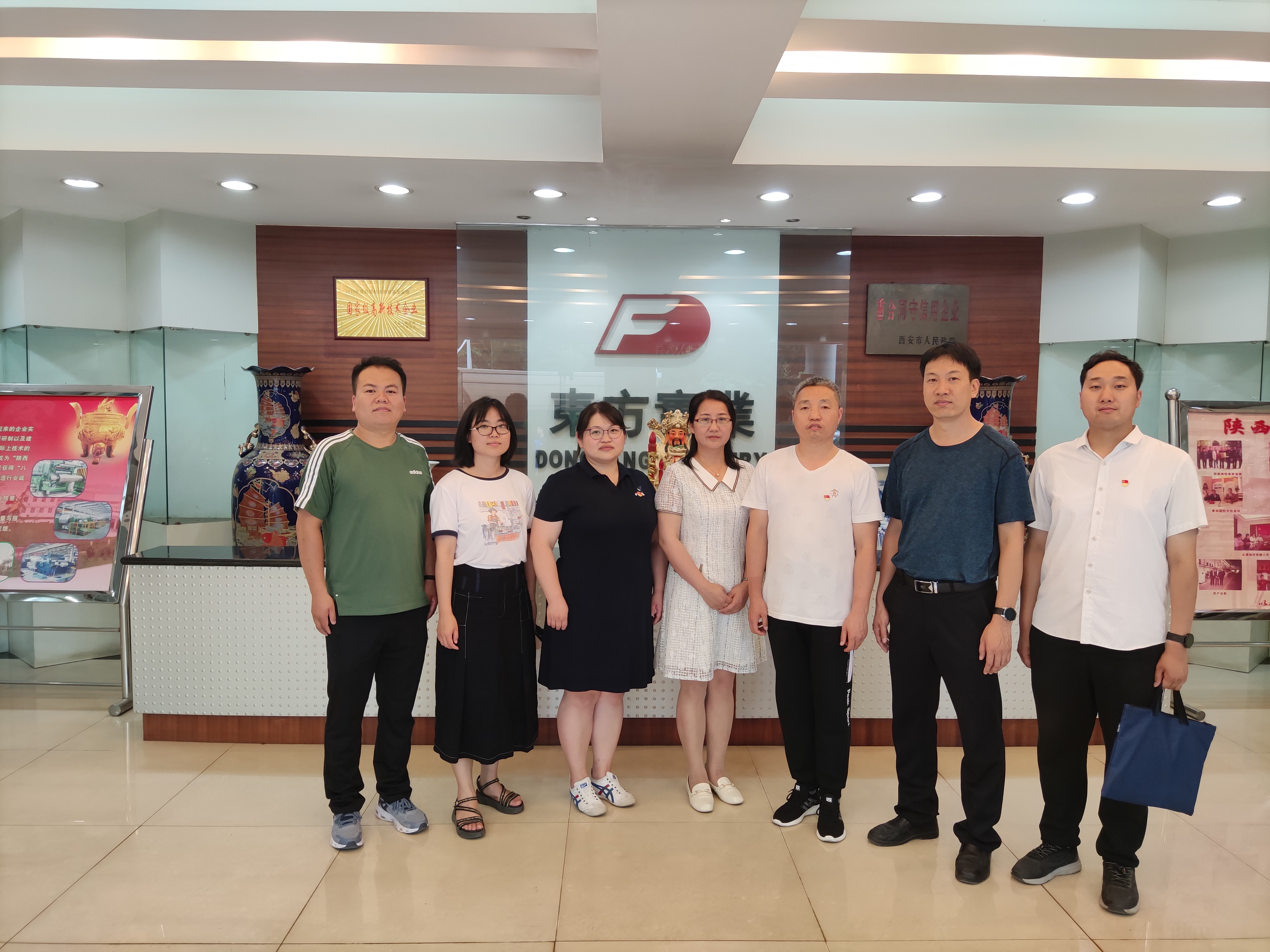 教师党员合影.JPG 教师党员合影.JPG