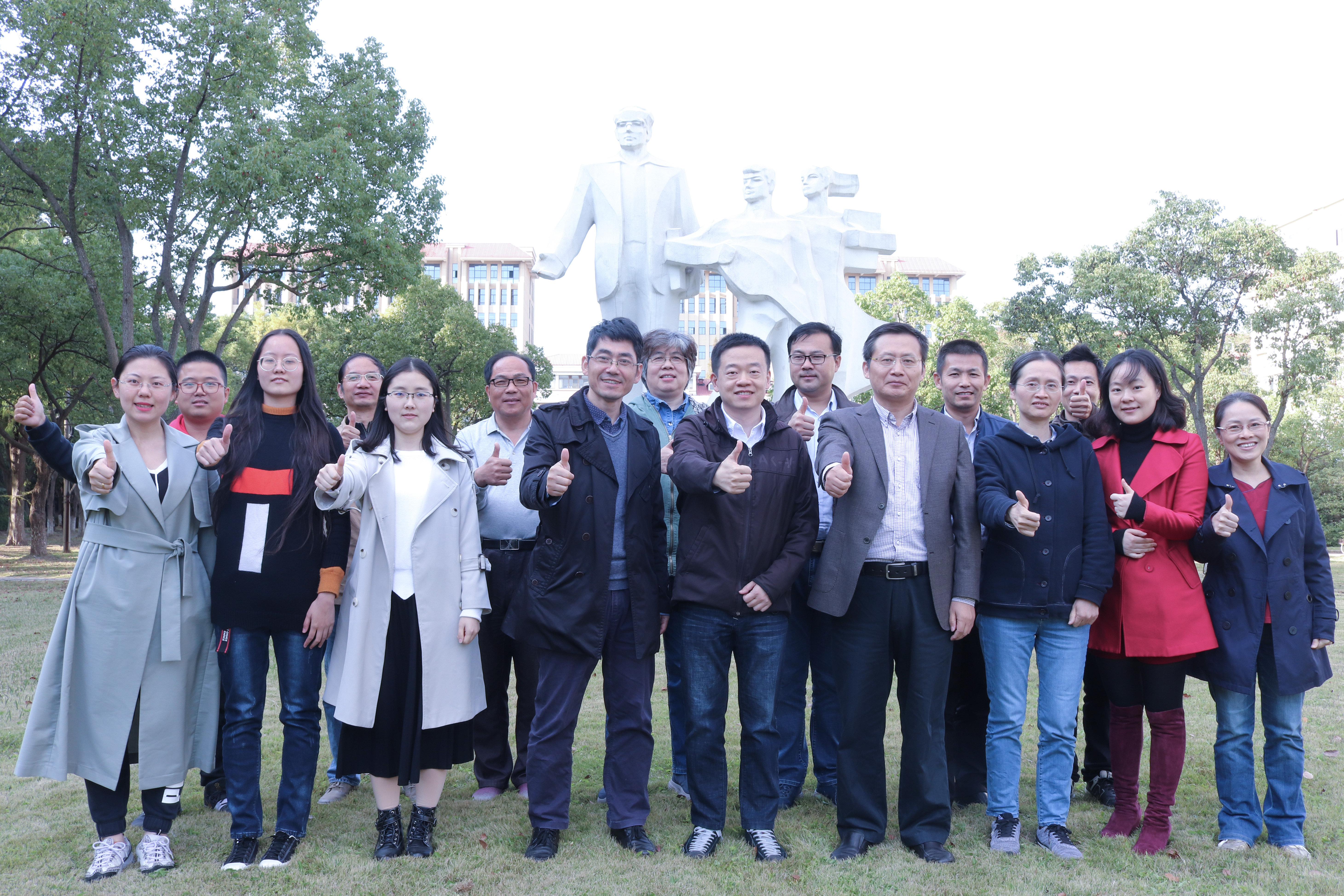 化学教工第一党支部等参加活动师生合照.jpg 化学教工第一党支部等参加活动师生合照.jpg