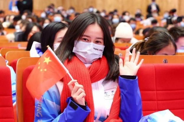 主创团队将标记《长津湖之水门桥》的红围巾送给在场的冬奥志愿者2.jpg