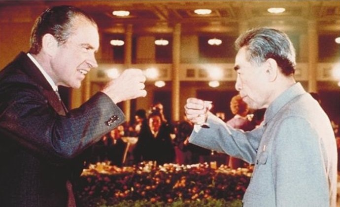 △1972年2月21日，周恩来总理和尼克松总统在欢迎晚宴上举杯