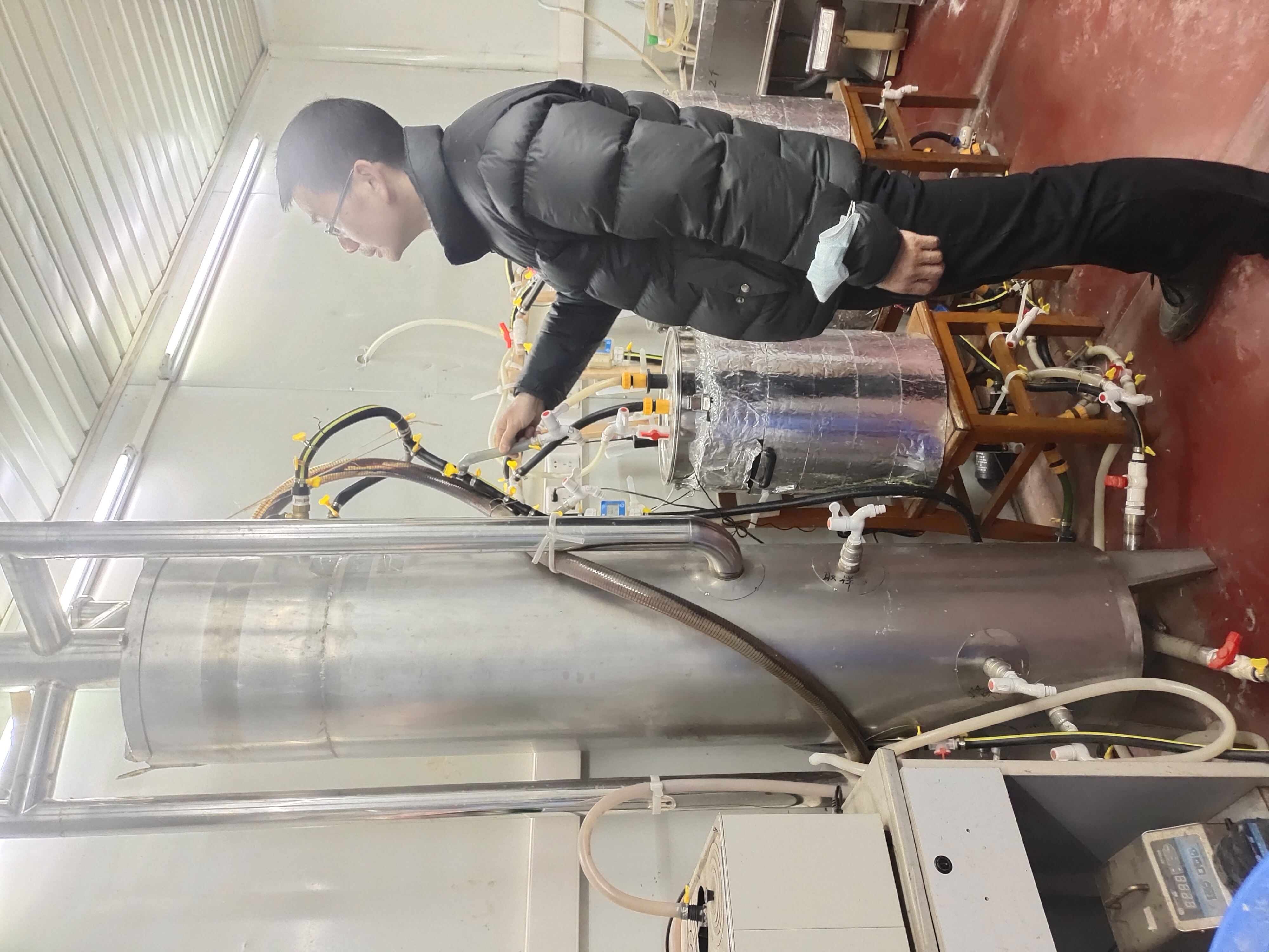 支部党员在实验室调试已加工完成的酿酒废水处理设备.jpg