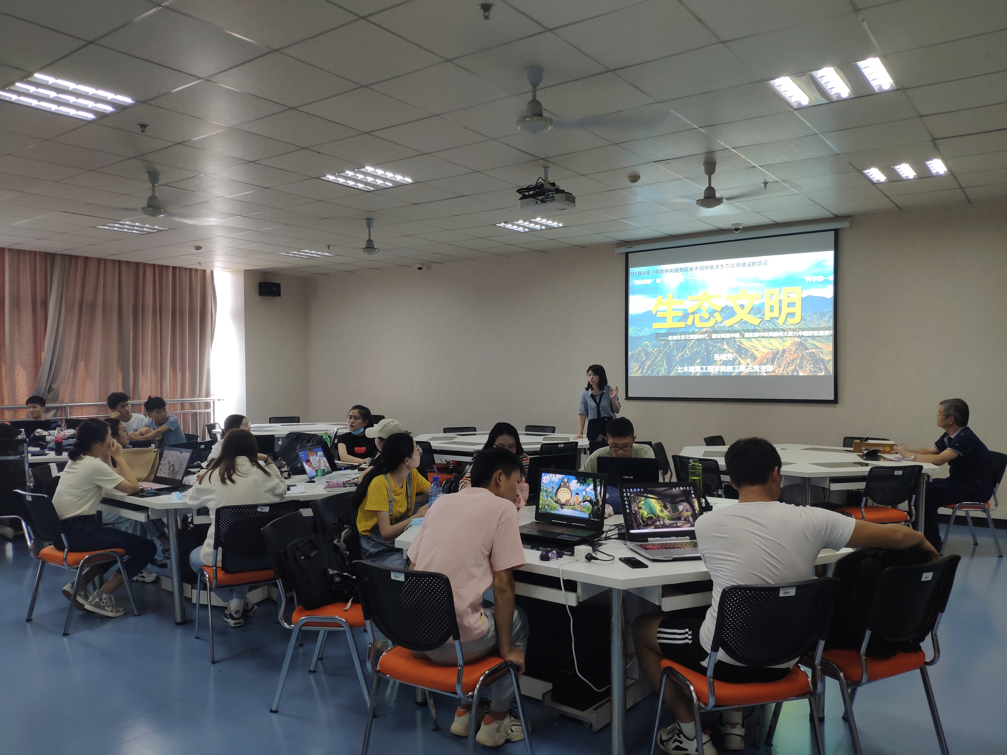 支部书记张城芳讲授 《城市总体规划设计》开学第一课。