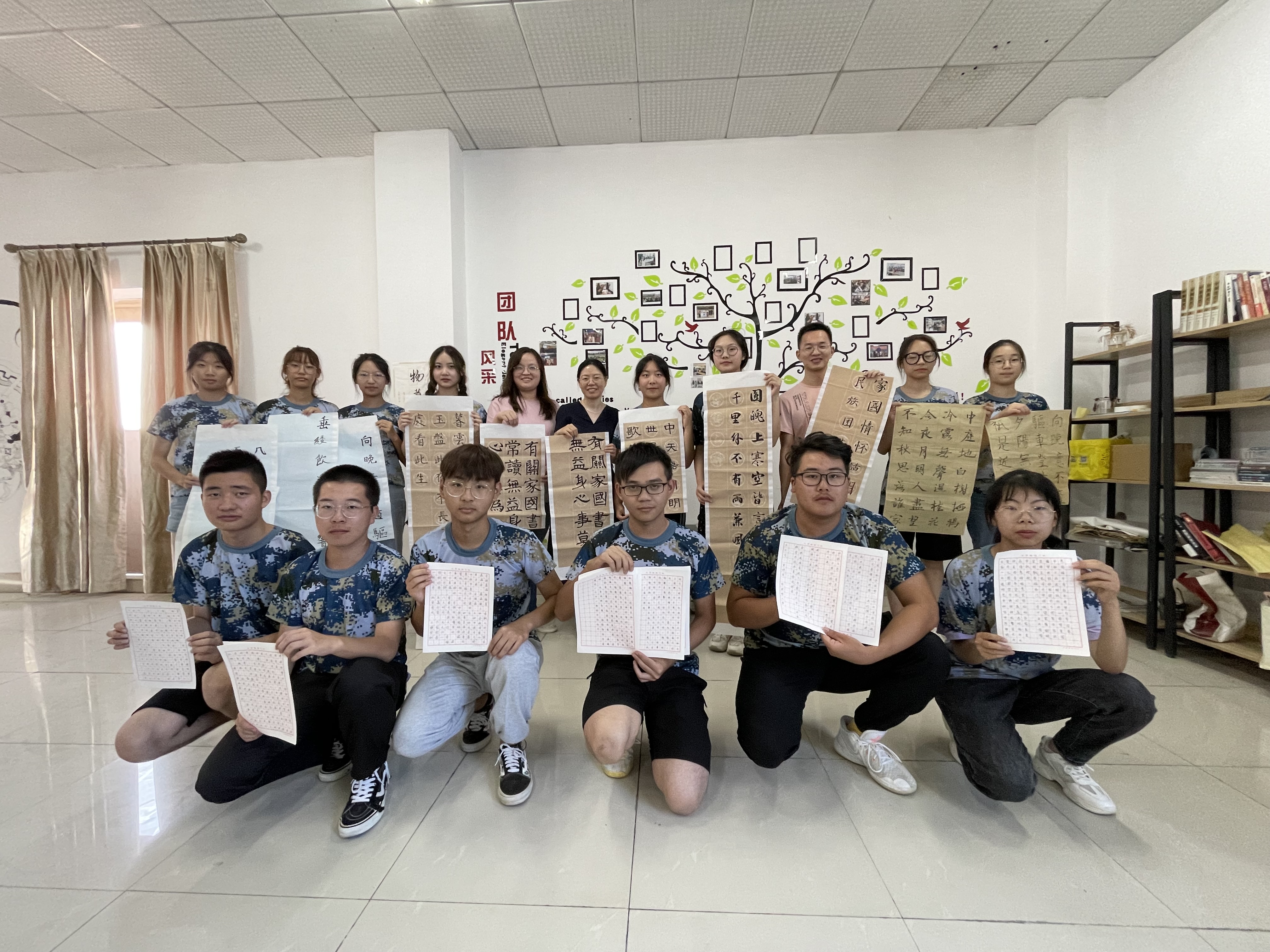 支部党员杨易、潘晶指导筑梦斋开展诗词书法活动。