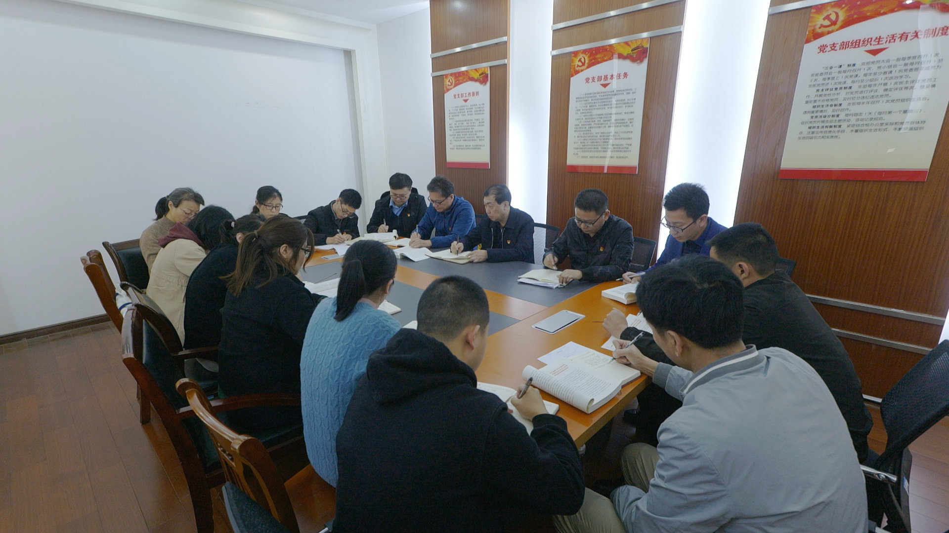 10.18支部党员大会暨集中学习会.jpg 10.18支部党员大会暨集中学习会.jpg