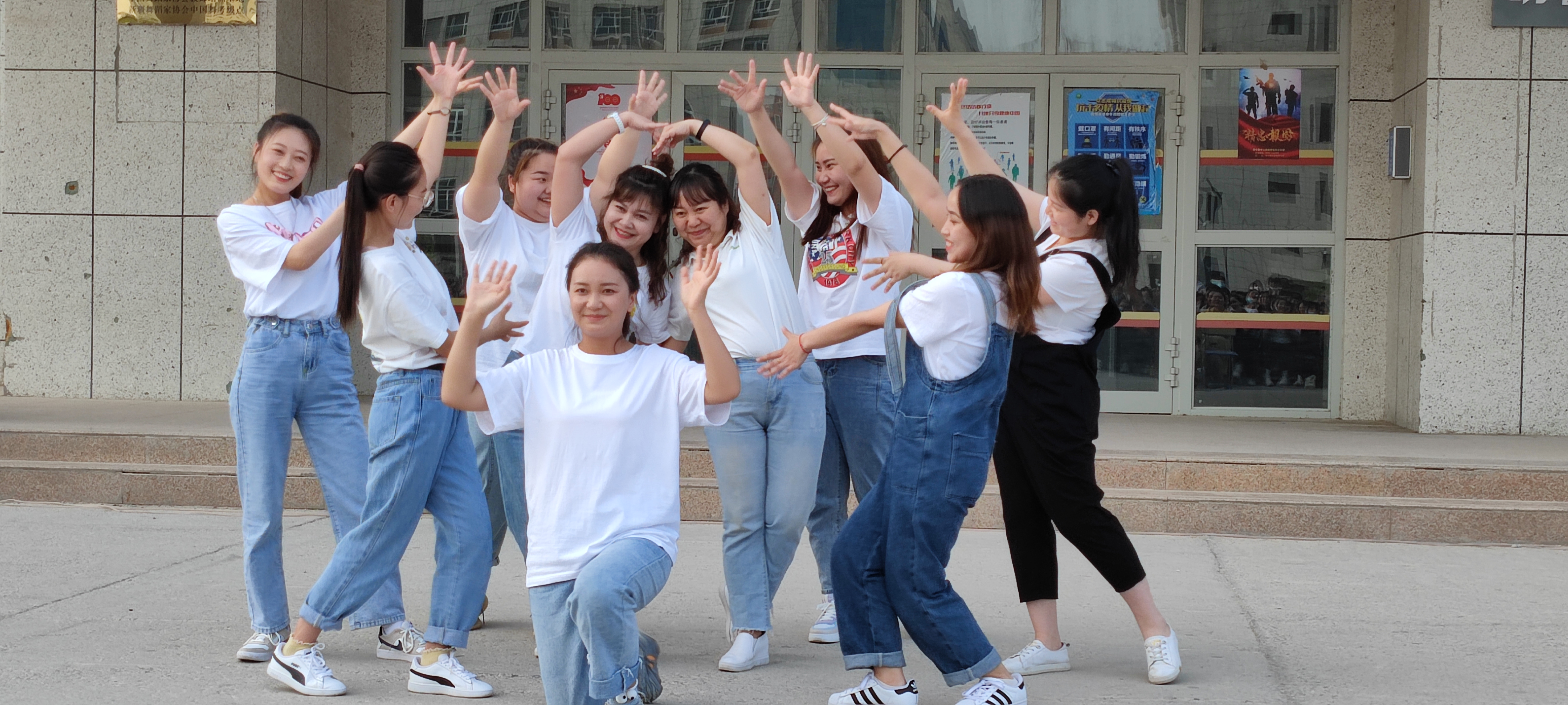 样板党支部建设图片展示系列6：文化润疆 翰墨飘香-以技会友