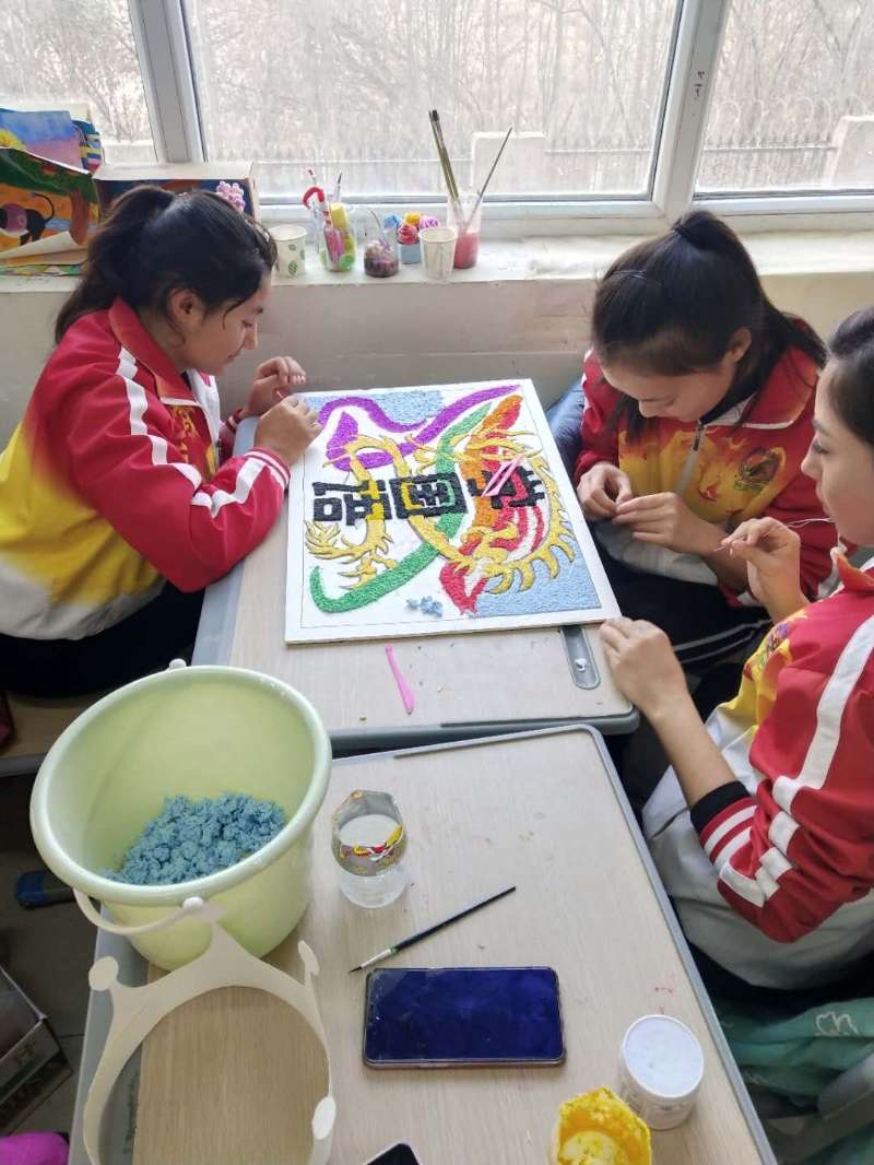 样板党支部建设图片展示系列6：文化润疆 翰墨飘香-纸浆画：学国语