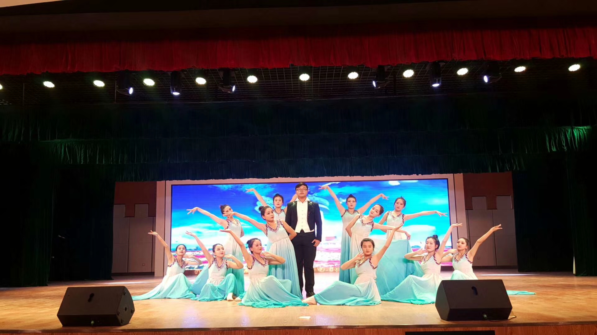 样板党支部建设图片展示系列6：文化润疆 翰墨飘香-迎新晚会