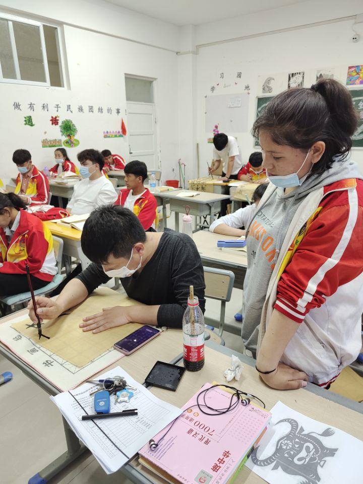 样板党支部建设图片展示系列6：文化润疆 翰墨飘香-练习书法