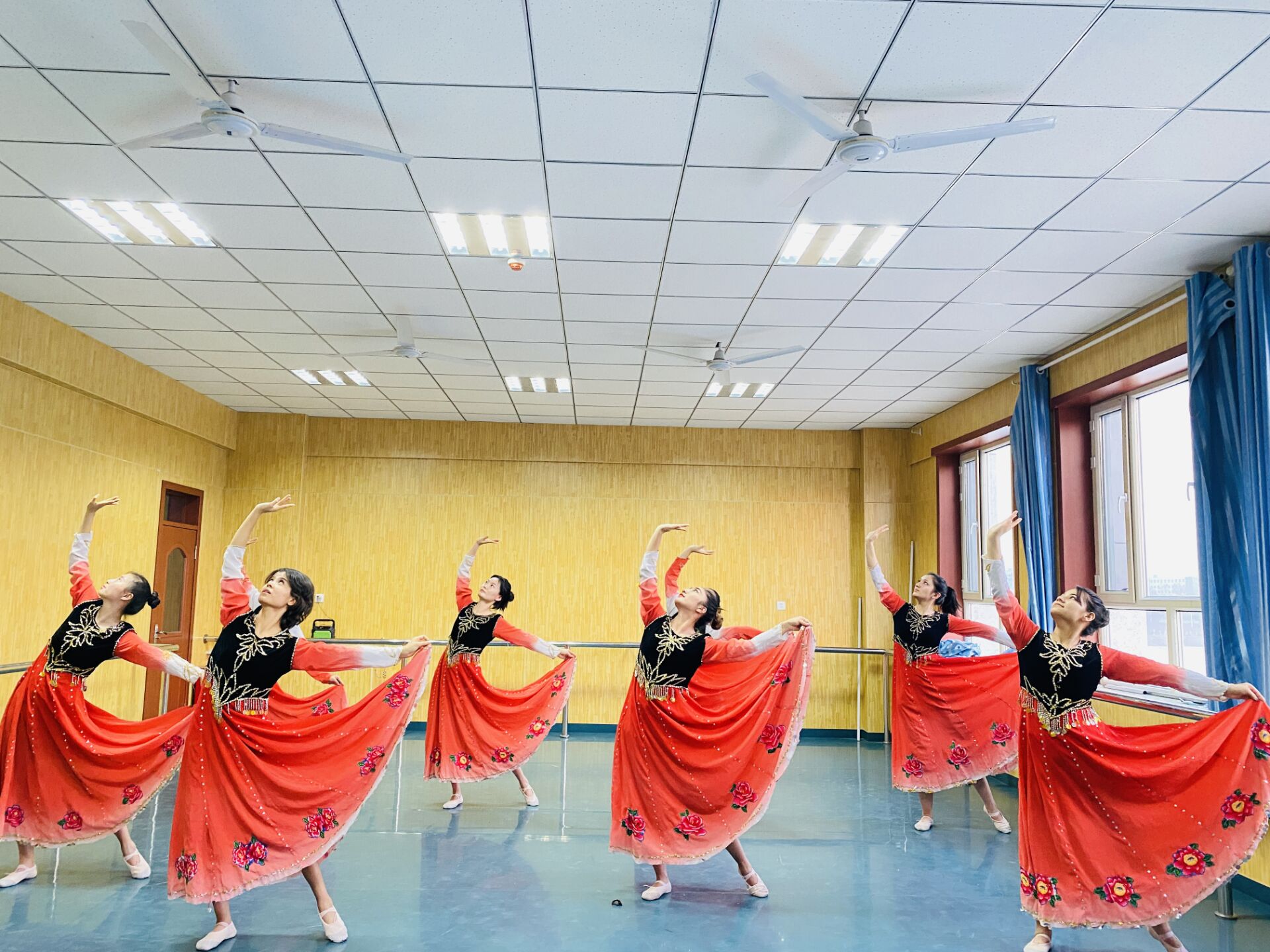 样板党支部建设图片展示系列6：文化润疆 翰墨飘香-练习舞蹈