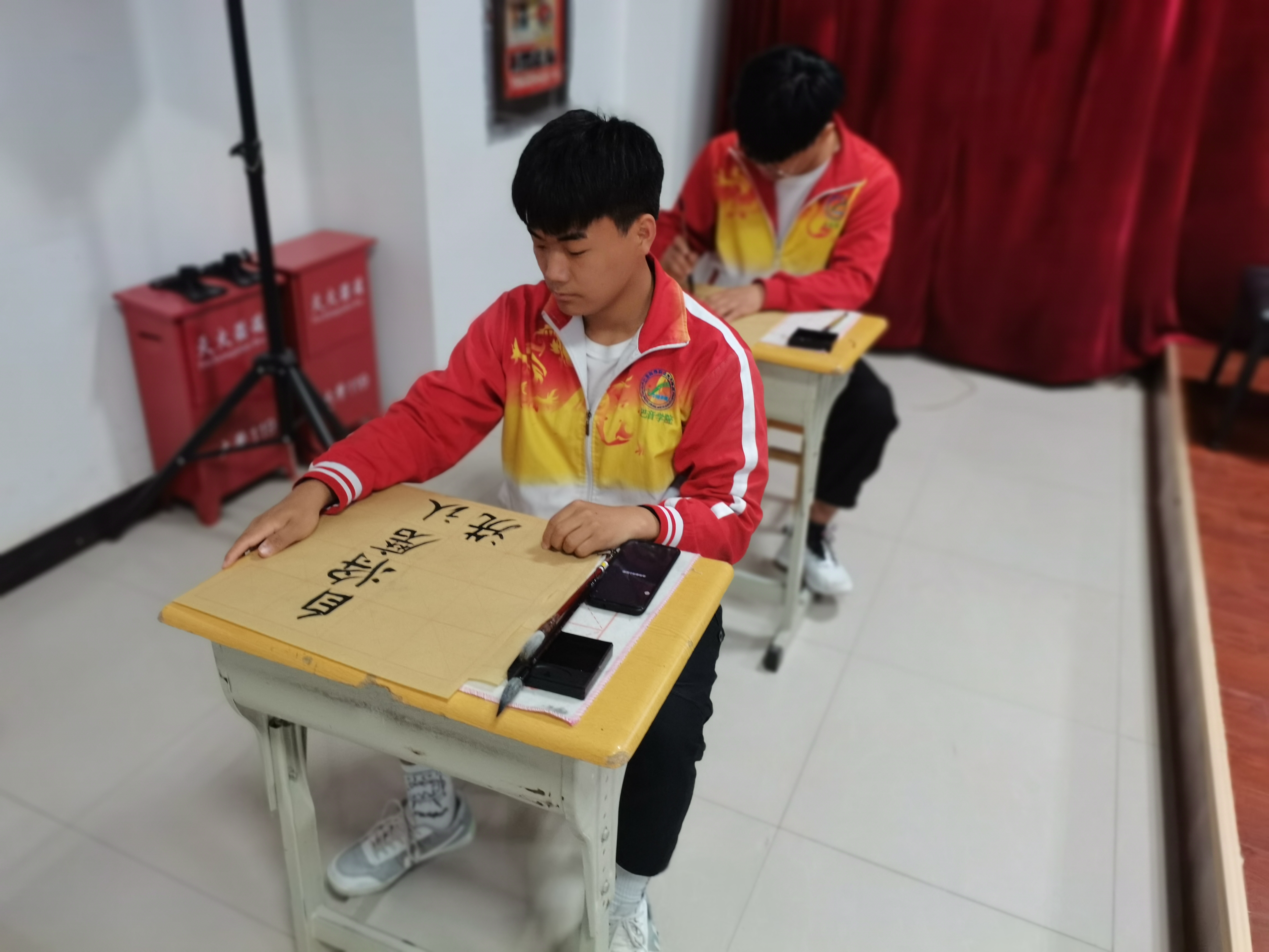 样板党支部建设图片展示系列6：文化润疆 翰墨飘香-练习书法