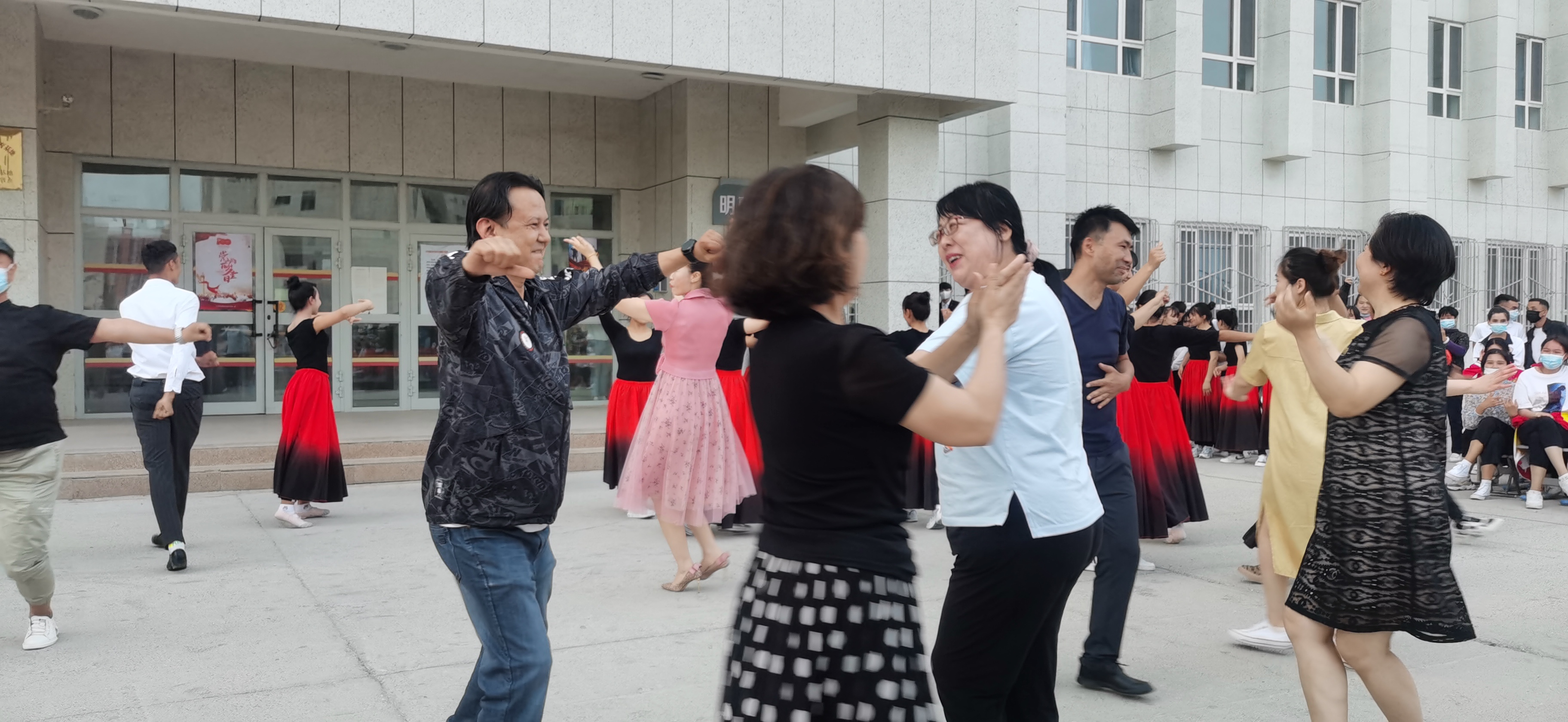 样板党支部建设图片展示系列6：文化润疆 翰墨飘香-开展户外活动