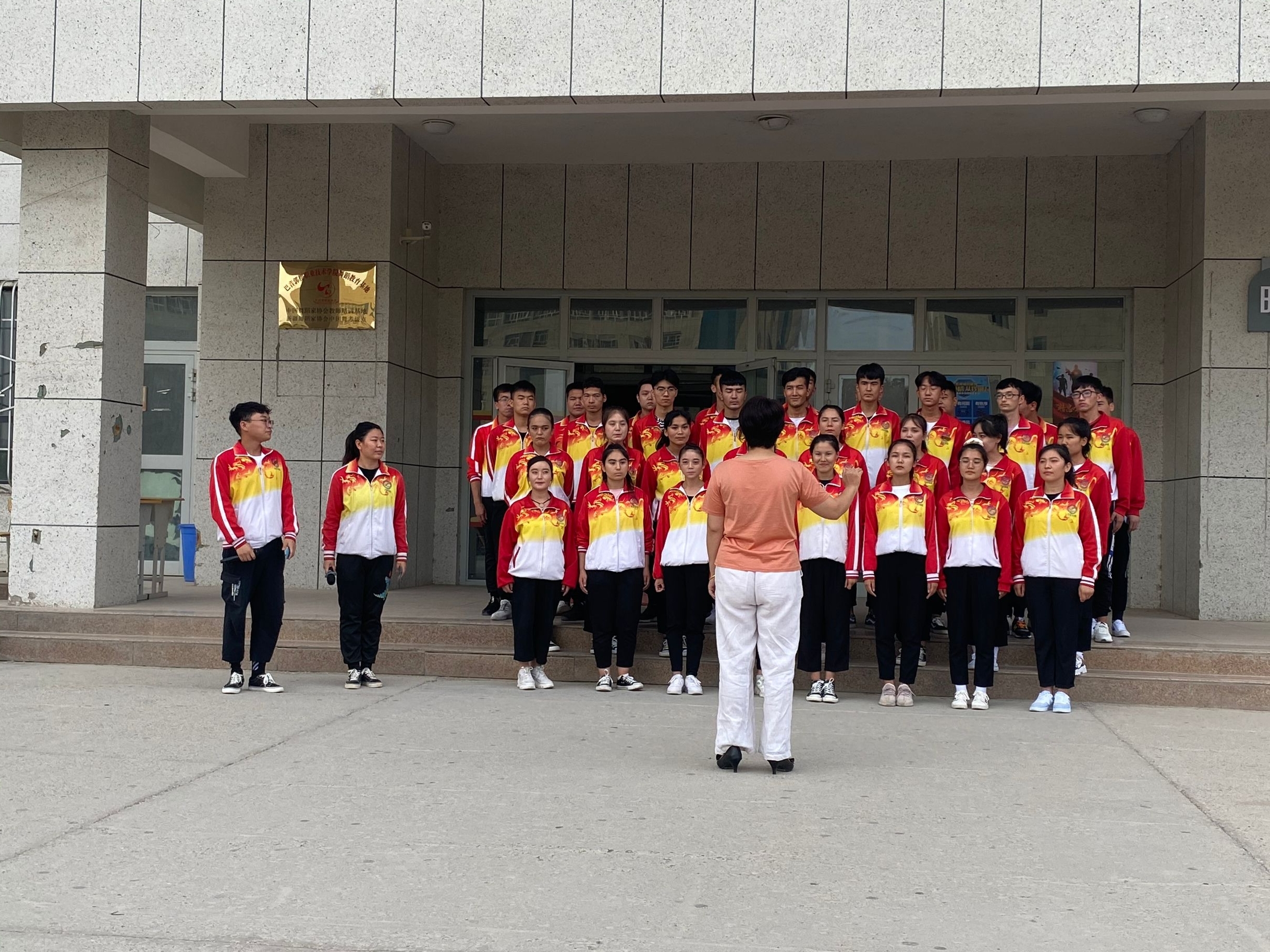 样板党支部建设图片展示系列6：文化润疆 翰墨飘香-开展户外活动