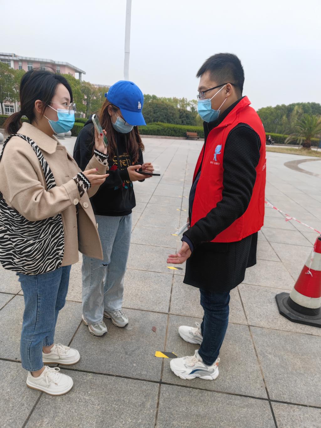 我院教师党员志愿者 在大学生活动中心核酸检测现场.jpg