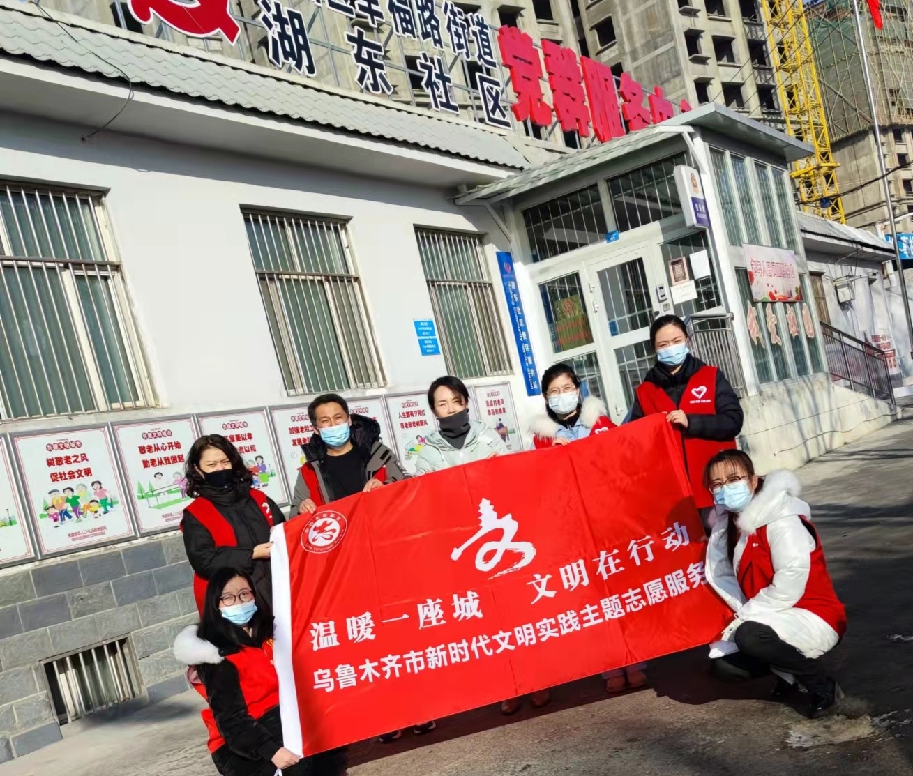 社区院内教工第二党支部党员合影留念