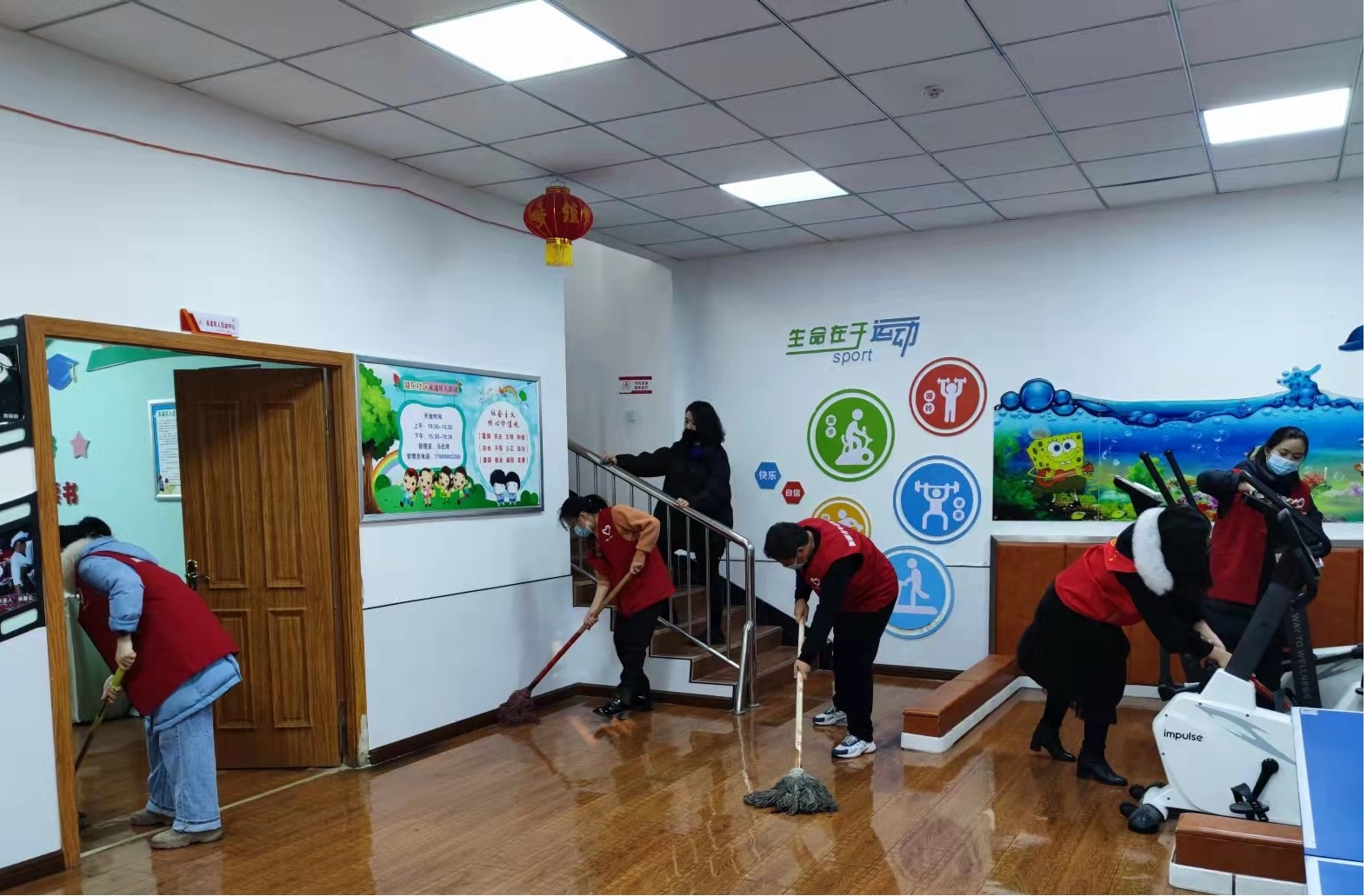 教工第二党支部党员打扫卫生