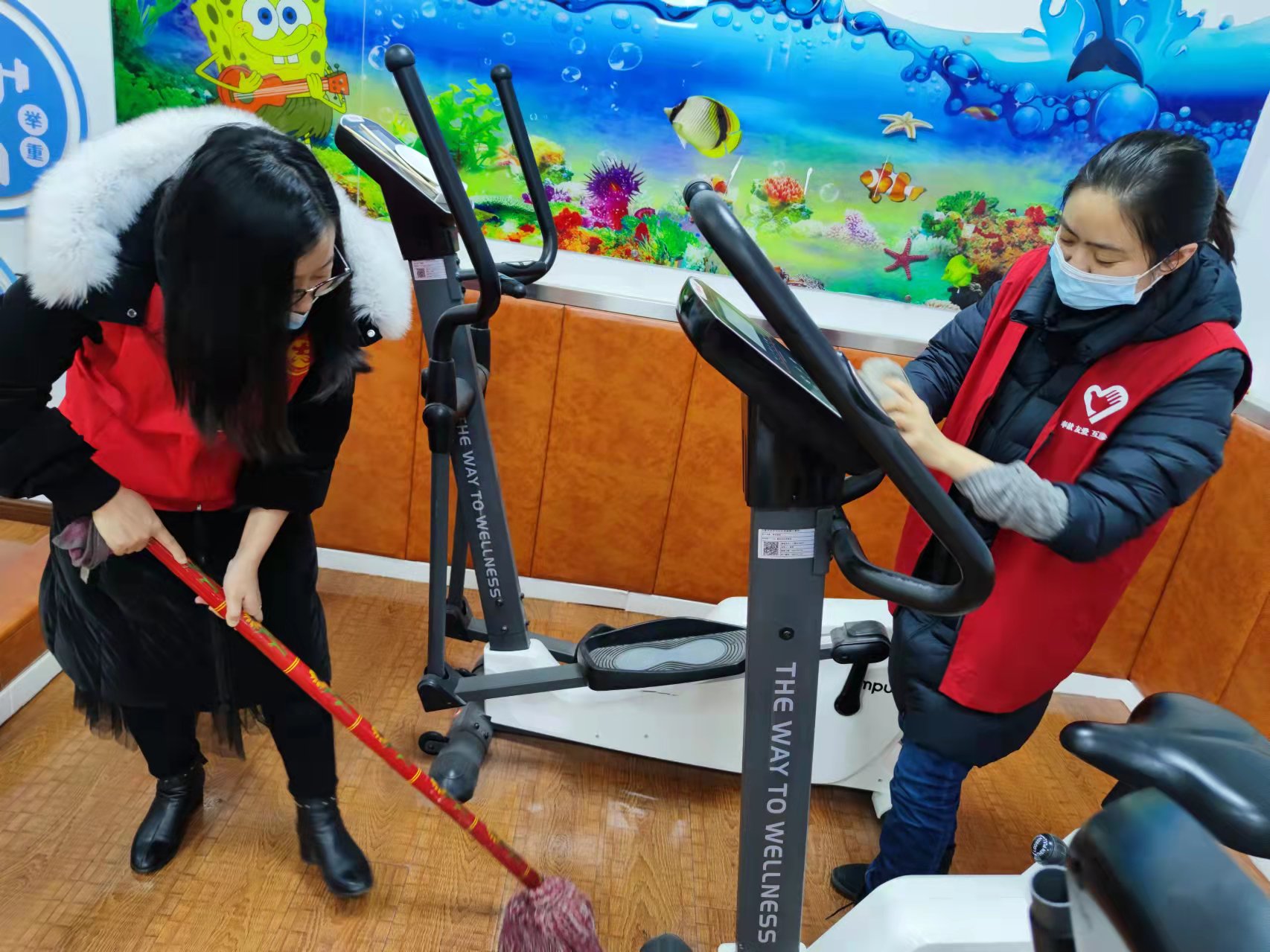 教工第二党支部党员打扫卫生