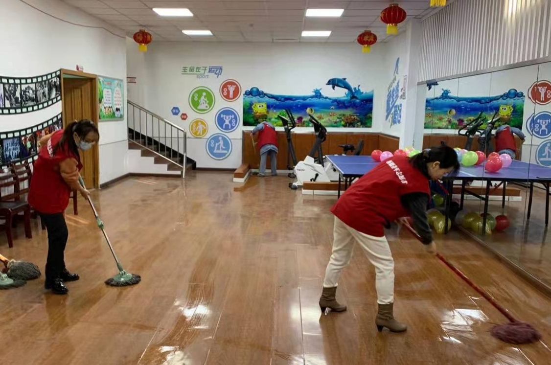 教工第二党支部党员打扫卫生