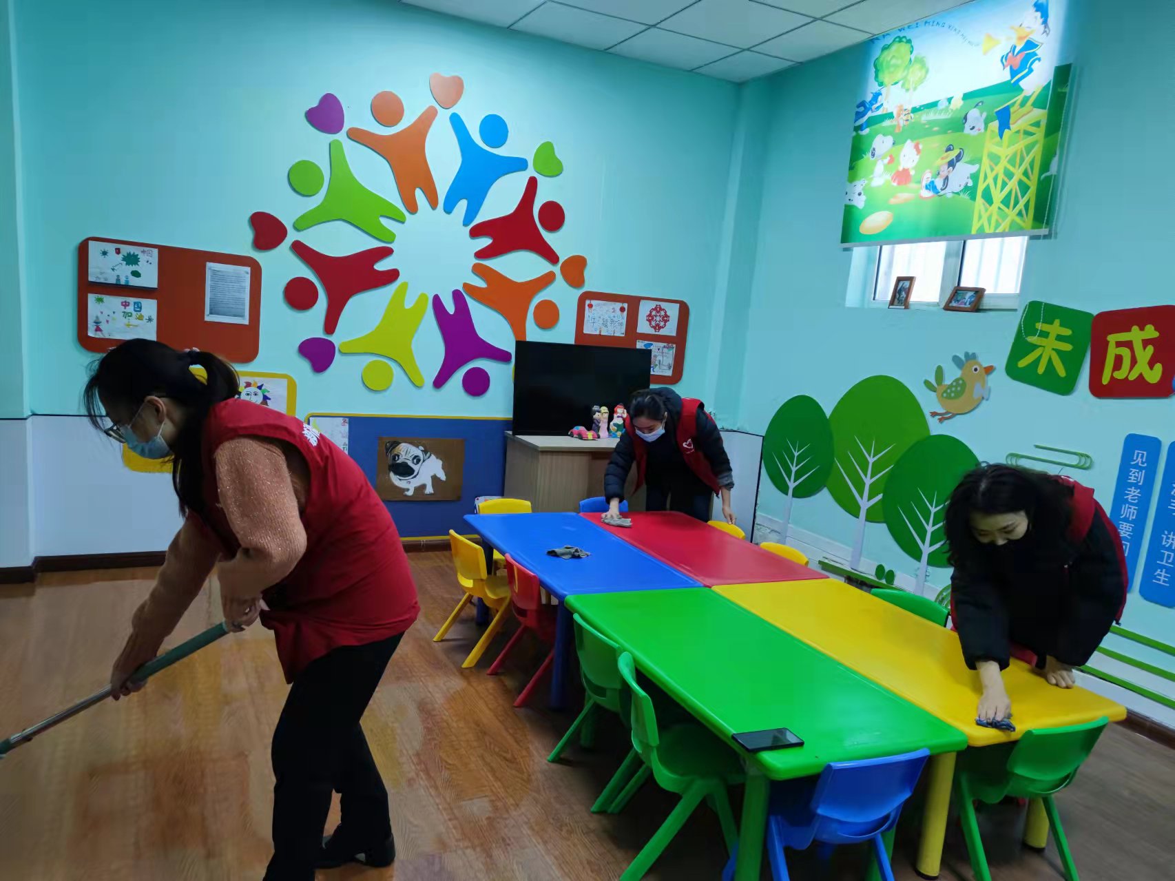 教工第二党支部党员打扫卫生