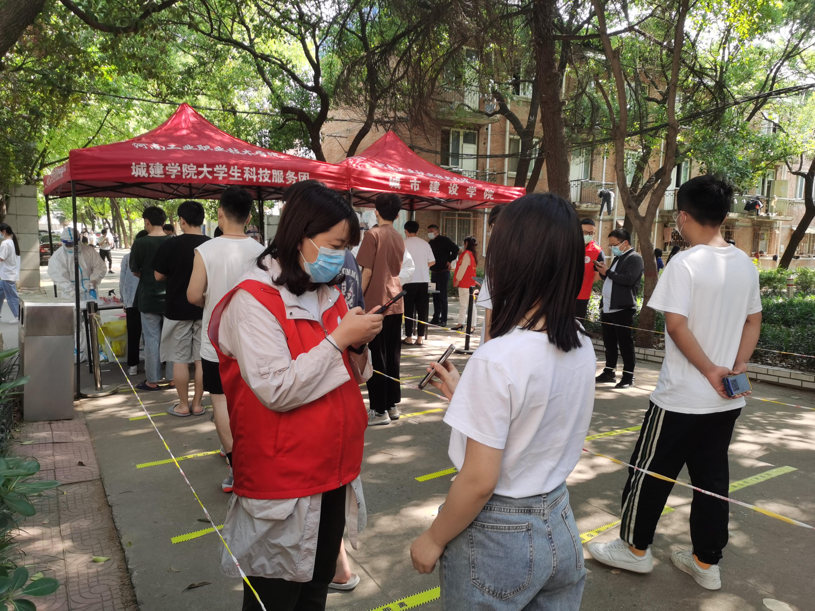 支部党员教师为核酸检测提供学生组织服务.png