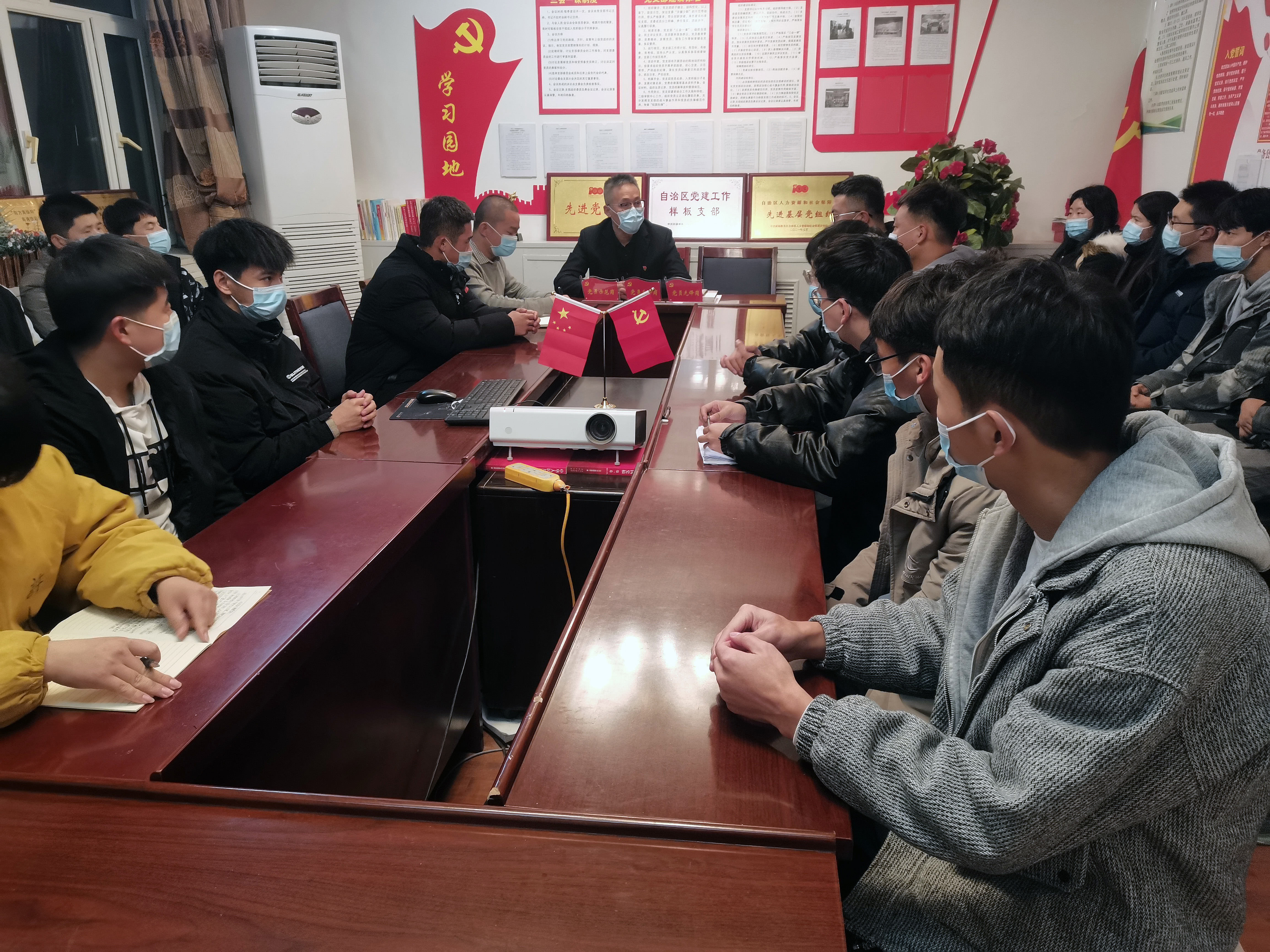 开展“红心向党”学习活动-土木工程学院党支部书记进行学生团支部书记培训