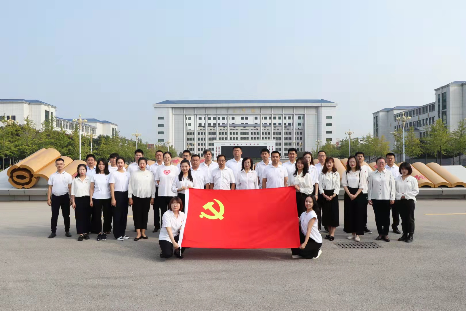 学院全体党员教师2021年9月合影.png