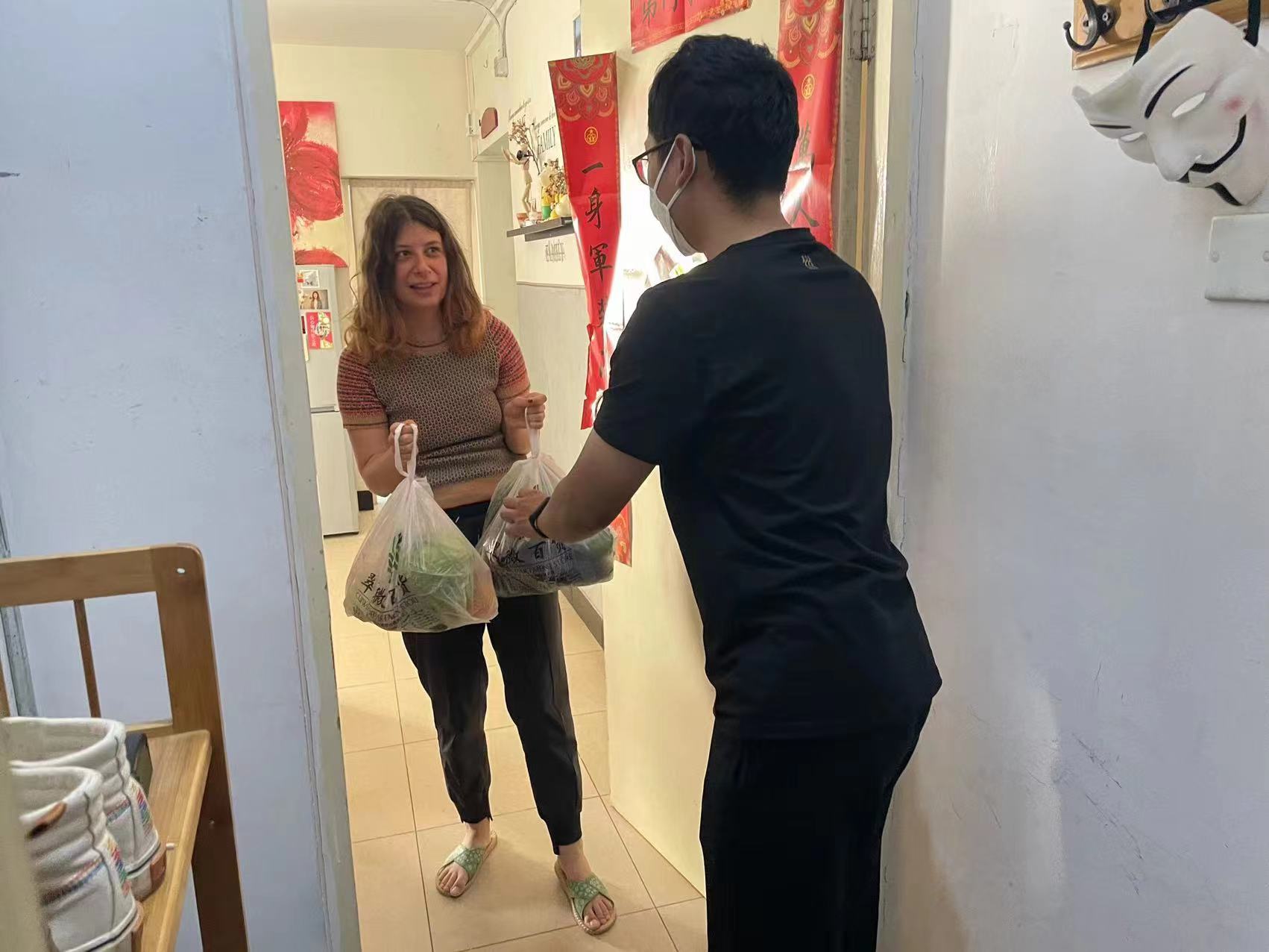 王春霖为外籍教师送上蔬菜礼包.jpg