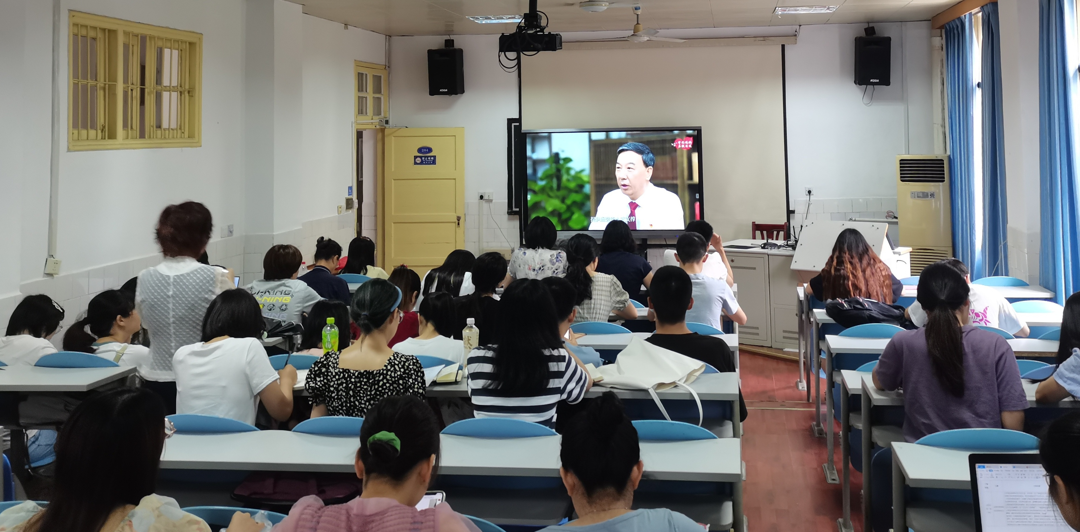 观看微党课现场.png 观看微党课现场.png