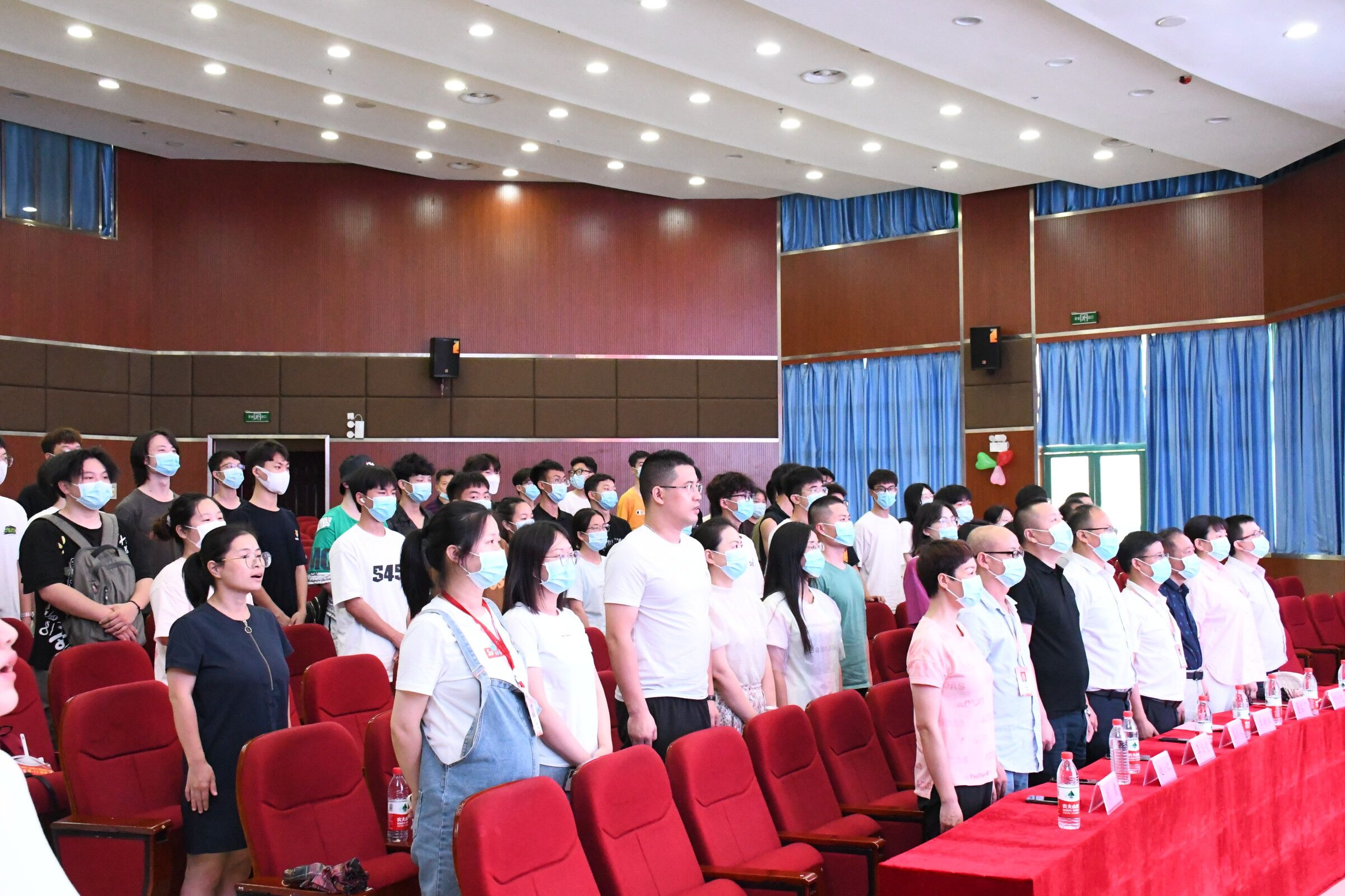 全体唱国歌.png 全体唱国歌.png